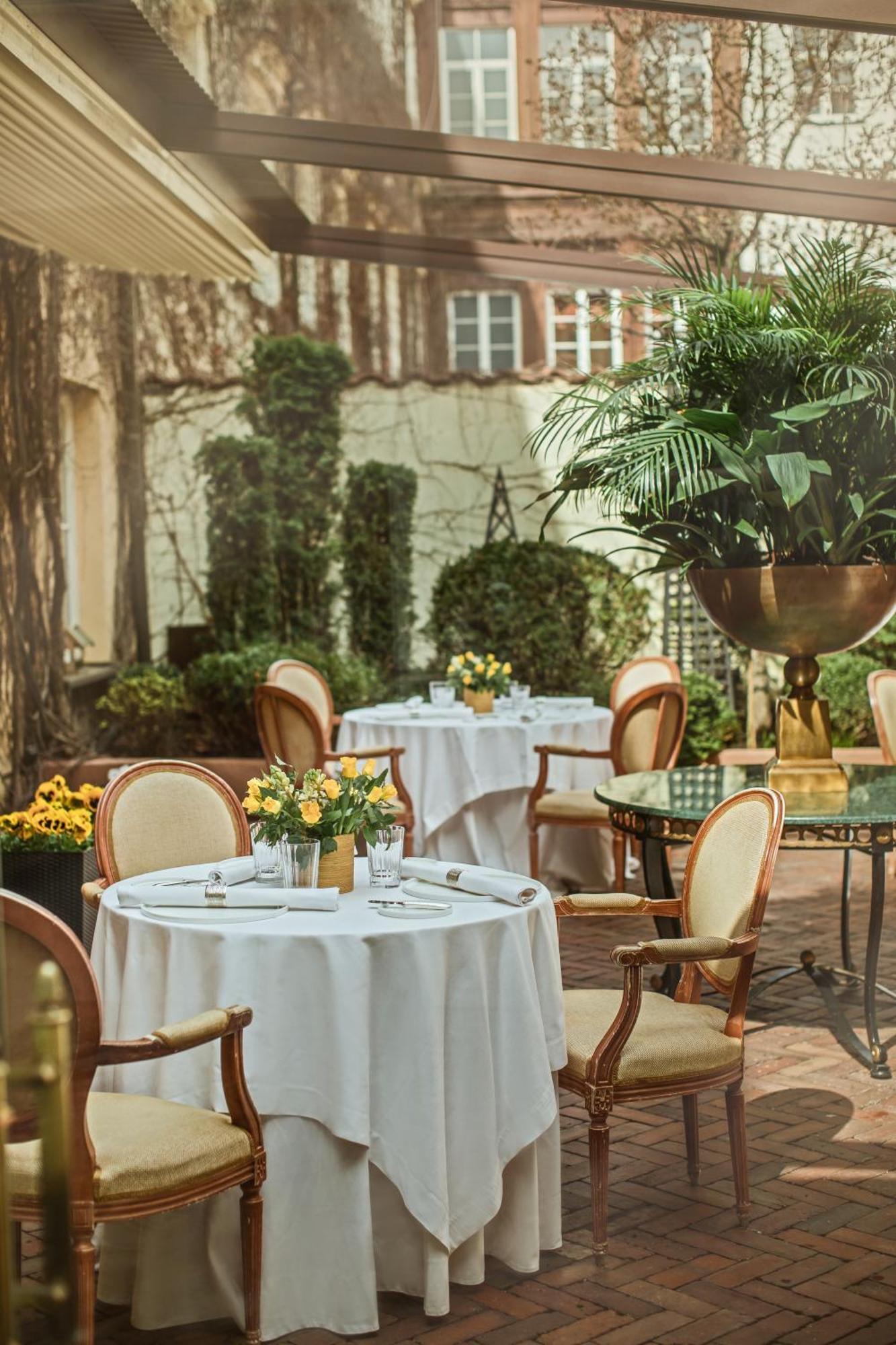 Stikliai Hotel - Relais & Chateaux Vilnius Ngoại thất bức ảnh The hotel's courtyard