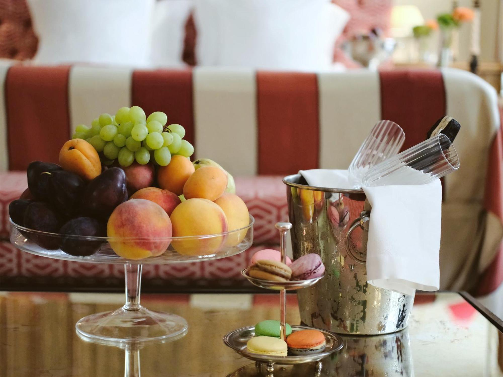 Stikliai Hotel - Relais & Chateaux Vilnius Ngoại thất bức ảnh Fruit and cheese plate