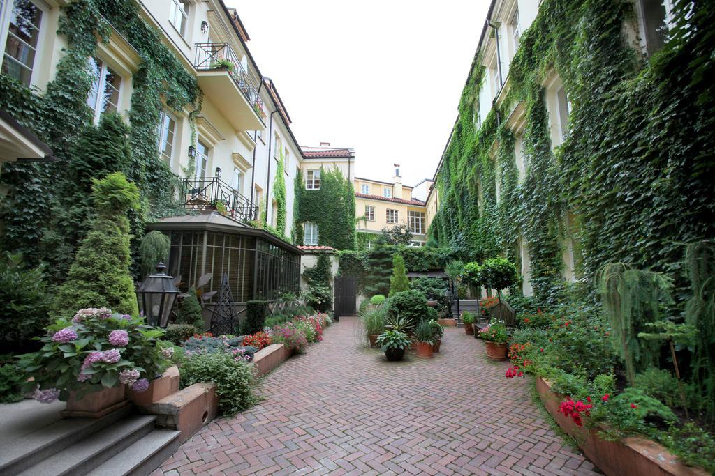 Stikliai Hotel - Relais & Chateaux Vilnius Ngoại thất bức ảnh The courtyard of the hotel