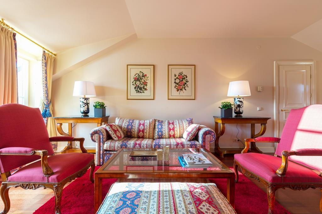 Stikliai Hotel - Relais & Chateaux Vilnius Ngoại thất bức ảnh A suite at the Hotel de Crillon