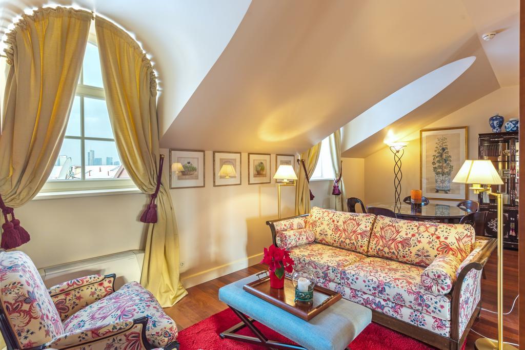 Stikliai Hotel - Relais & Chateaux Vilnius Ngoại thất bức ảnh A suite at the Hotel de Crillon