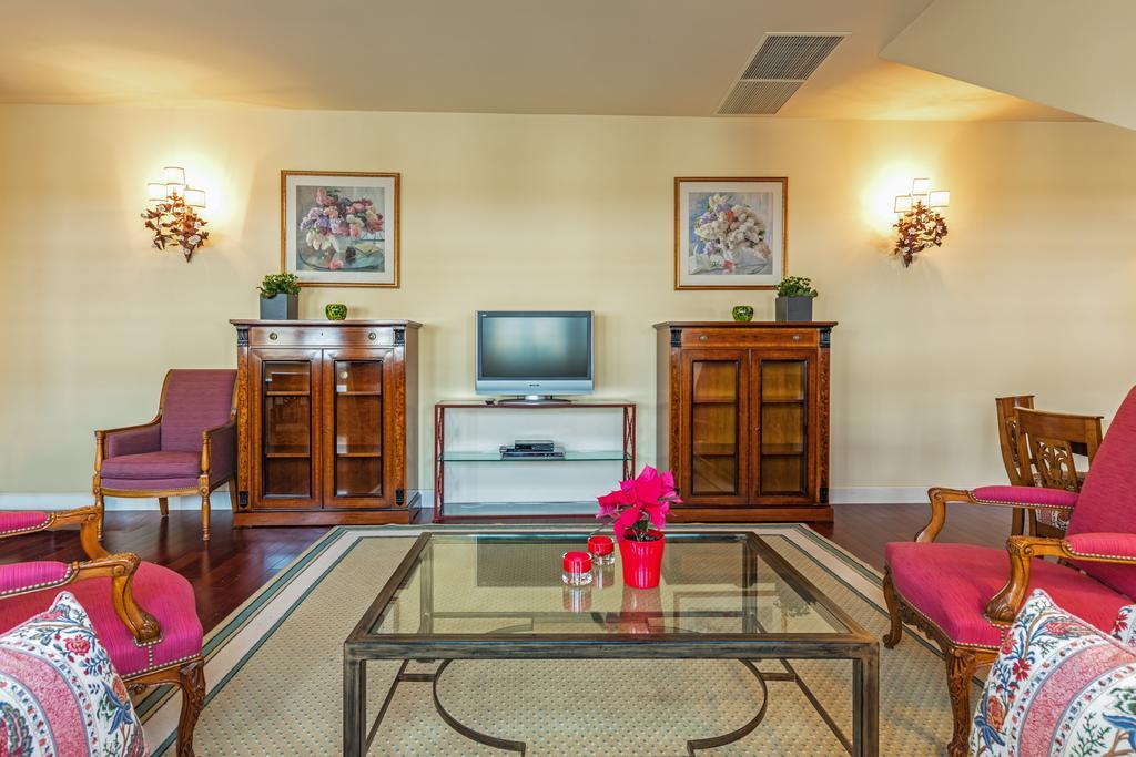 Stikliai Hotel - Relais & Chateaux Vilnius Ngoại thất bức ảnh A living room at the hotel